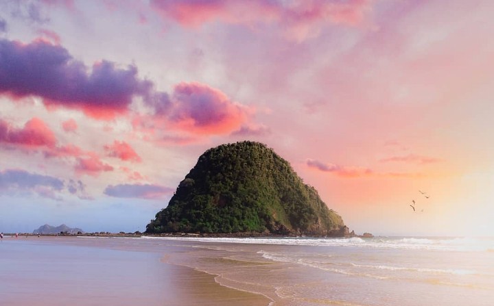 Pantai Pulau Merah Banyuwangi Surga Tersembunyi dengan Pasir Merah di Jawa Timur